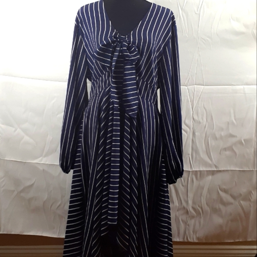 Target Dress Size 1XL Hi-Low keyhole Navy Striped